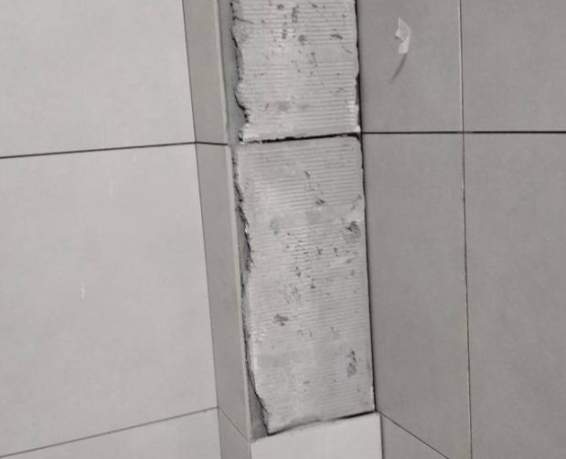 十堰市瓷砖空鼓维修公司分享下瓷砖施工前基层浇水润湿程度不足，可能导致以下问题